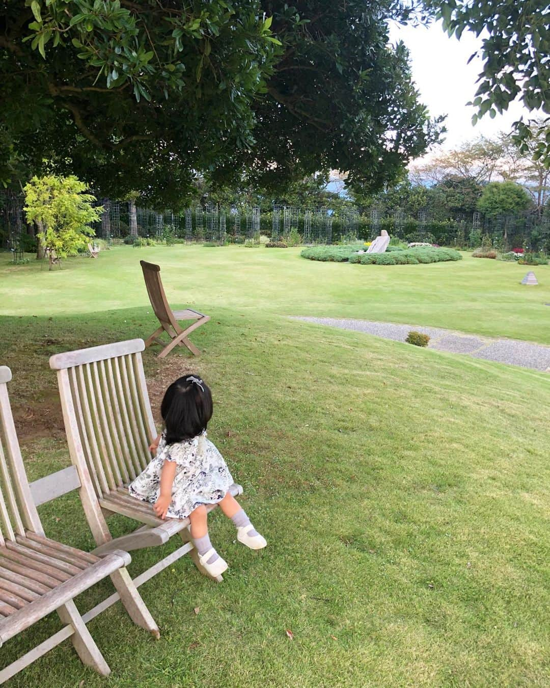 川人未帆さんのインスタグラム写真 - (川人未帆Instagram)「・ クレマチスの丘。 幼い頃からここの美術館には何度となく足を運んでいた思い出の場所。 当時はヴェルナールビュッフェ美術館しかなかったけど、レストランや庭園、彫刻美術館が増えて更に好きになったこの場所🥰 いつもはじっとなんか座っていない娘が、いつになくこじゃんと座っている姿がとっても愛らしかった💕 あなたもきっと何度もここに来るよ💕 私が沼津の祖母の家に遊びに行くたびに、足繁くここに通うのにはもうひとつ理由がある。喫茶店の和三盆黒蜜ソフトクリームがめちゃめちゃ美味しい🍦私的日本一。 ・」10月9日 19時37分 - miho0319kawahito