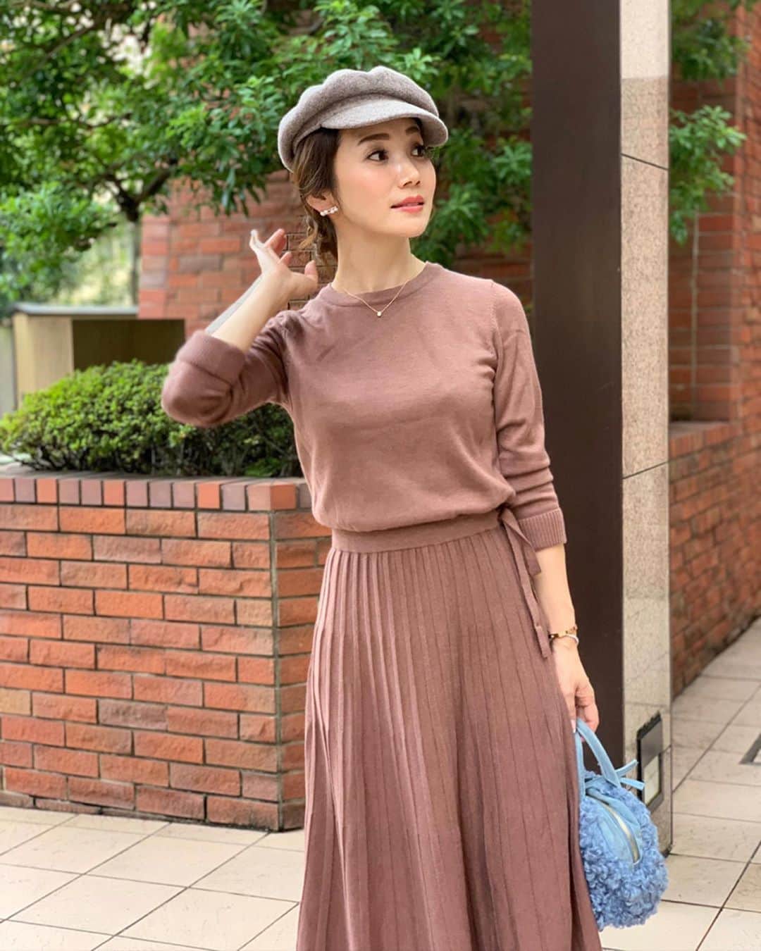 のインスタグラム：「・ ・ 食欲の秋🍂真っ只中！ ・ こんな季節に嬉しい着やせ効果抜群のニットワンピース♡ ・ プリーツのニットワンピースは 初めて作らせていただきましたが シルエット、着心地ともに大満足の仕上がりです◎ ・ ・ one-piece→#lialapg bag→#liala ・ ・ #knitonepiece #onepiece #coordinate #outfit #ootd #look #style #fashion #wardrobe #instagood #instafashion #コーディネート #コーデ #ニットワンピース #ニットワンピ  #ワンピース #ママコーデ #ママコーディネート #ママファッション」