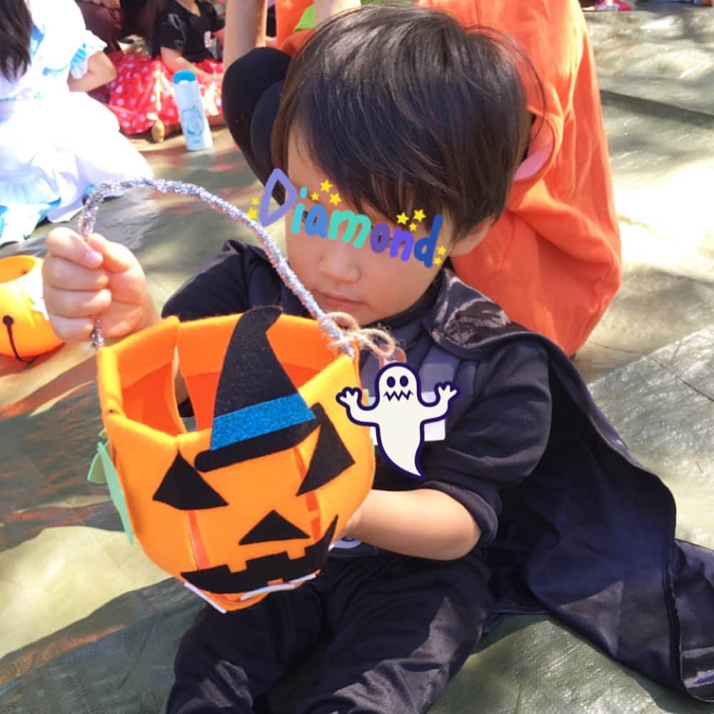 のインスタグラム：「スクールのハロウィンイベント🎃﻿ ハルの仮装はスターウォーズの﻿ ダースベイダー😎﻿ こういうのが楽しい年頃になってきたなぁ❣️﻿ ﻿ #halloweenparty #ハロウィンぱーてぃー #仮装 #ダースベイダーコスプレ #2歳8ヶ月 #ハロウィン2019 #mamalife #babyboy #boy #mysun」