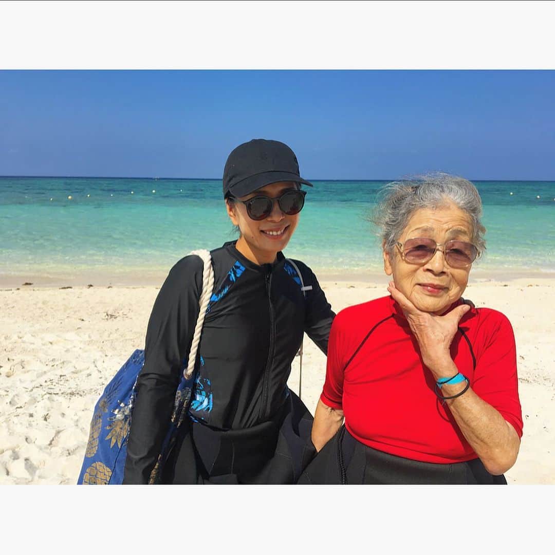 中川真依さんのインスタグラム写真 - (中川真依Instagram)「. 「もう1度だけ海に潜りたいわ🥺」 というおばあちゃんの一言で実現した今回の石垣旅行✈️ もうすぐ90歳を迎えるおばあちゃんが潜らせてもらえるか少し不安もあったけど、たくさんのサポートの元実現しました‼️🙌🥺❤️ .  国内外へ飛び回り350本以上潜っているベテランダイバーといえども年齢が年齢なだけに少し心配はあったし、おばあちゃん本人も少し迷っていましたが、ここまできたらやるしかないでしょ!と一言言うとすぐにアクティビティー受付で予約していました🤣🤣🤣笑  そしてちゃっかりおばあちゃん特注の耳付きダイビングキャップも持参してた🤣👍✨✨✨😹 いくつになっても好奇心旺盛でアクティブなおばあちゃん👵🏼❤️ あと1回だけと言わずここまできたら毎年記録更新だー🤩😆👍✨✨✨ #石垣島 #スキューバダイビング #scubadiving #おばあちゃん #granma #ダイビングショップの記録更新 #89歳のスーパーおばあちゃん #尊敬 #私もこのDNAを受け継いでる 笑 #いつまでも元気でいてね」10月9日 19時39分 - maimai.47