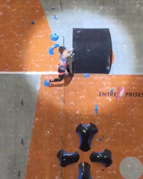 ハンナ・シューベルトのインスタグラム：「Definitely wasn't the easiest way of doing this move😂🤦‍♀️ Choosing the wrong or at least a lot more difficult beta here made me really tired and I wasn't able to recover super well so I fell earlier than I'd hoped.  Still pretty happy that I could hold on and making the best out of it by putting on a decent fight😅 The European championship in Edinburgh was my best comp this year. Still not great. But way better than the others😅 Concentrating on small victories this year😉 Any progress is a success right? 😁」