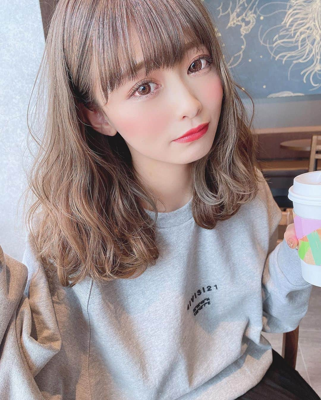 りなてぃさんのインスタグラム写真 - (りなてぃInstagram)「﻿ ﻿ ﻿ ﻿ 広島行ってもスタバ☕️飲んでZARA🛒でお買いものしてた😂💓﻿ ﻿ ﻿ ﻿ 昨日今日ほんと適温すぎて...🍁過ごしやすすぎる。﻿ それだけで幸せ感じるよねぇえ〜🥺﻿ ﻿ ﻿ 秋って1番あっという間に過ぎる季節な気がするから﻿ ちょっとでも早く外出たいから﻿ いつもより早起きしたくなるし、なに考えててもわくわくする〜✌︎﻿ ﻿ ﻿ そして最近の巻き髪がすごい好評なのですが﻿ 前とそんなに変わってないと思う🤔けど﻿ 近々動画撮ってまた載せますね🐰❤︎﻿ ﻿ ﻿ ﻿ さて、今日はもうちょっと頑張りますぞ💓﻿ ﻿ ﻿ ﻿ #ameri #fashion #ootd #outfit スウェット #アメリ﻿ #cosme #cosmetic #addiction #make #makeup﻿ ﻿ ﻿」10月9日 20時09分 - rinatea_25