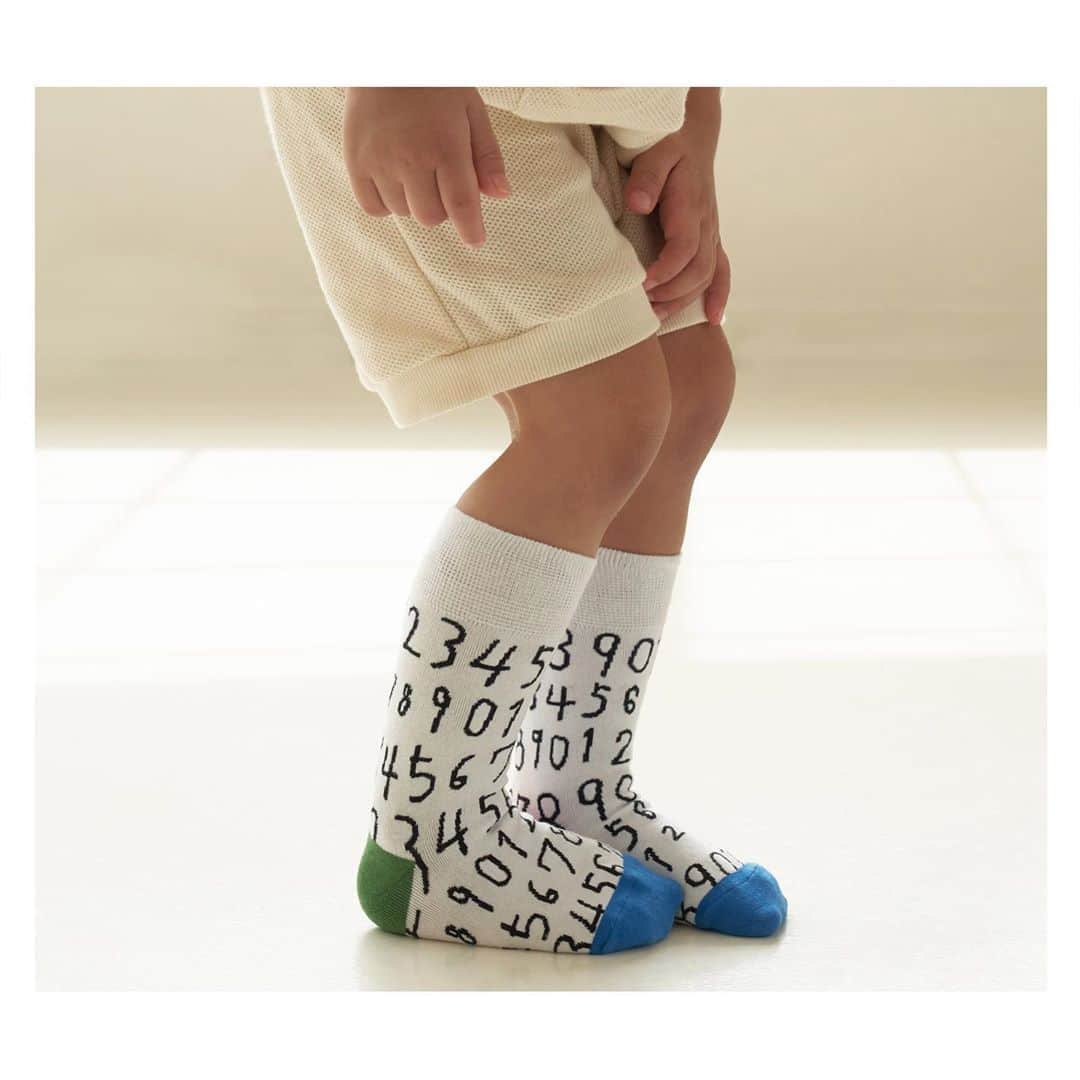 Mogu Takahashiのインスタグラム：「Kids 🧦🧦🐾 My designed socks released from socks appeal!﻿ . Available online http://m.socksappealshop.com/@socksappeal @socksappeal.jp ——————————————————﻿ * If you have any questions or interested in wholesale in your shop, please contact to the brand!  商品のお問い合わせ、取り扱いについてはブランドへお願いします。﻿ ﻿ #socksappeal #mogutakahashi #mogu_socks 1枚目の写真がとってもすき！」