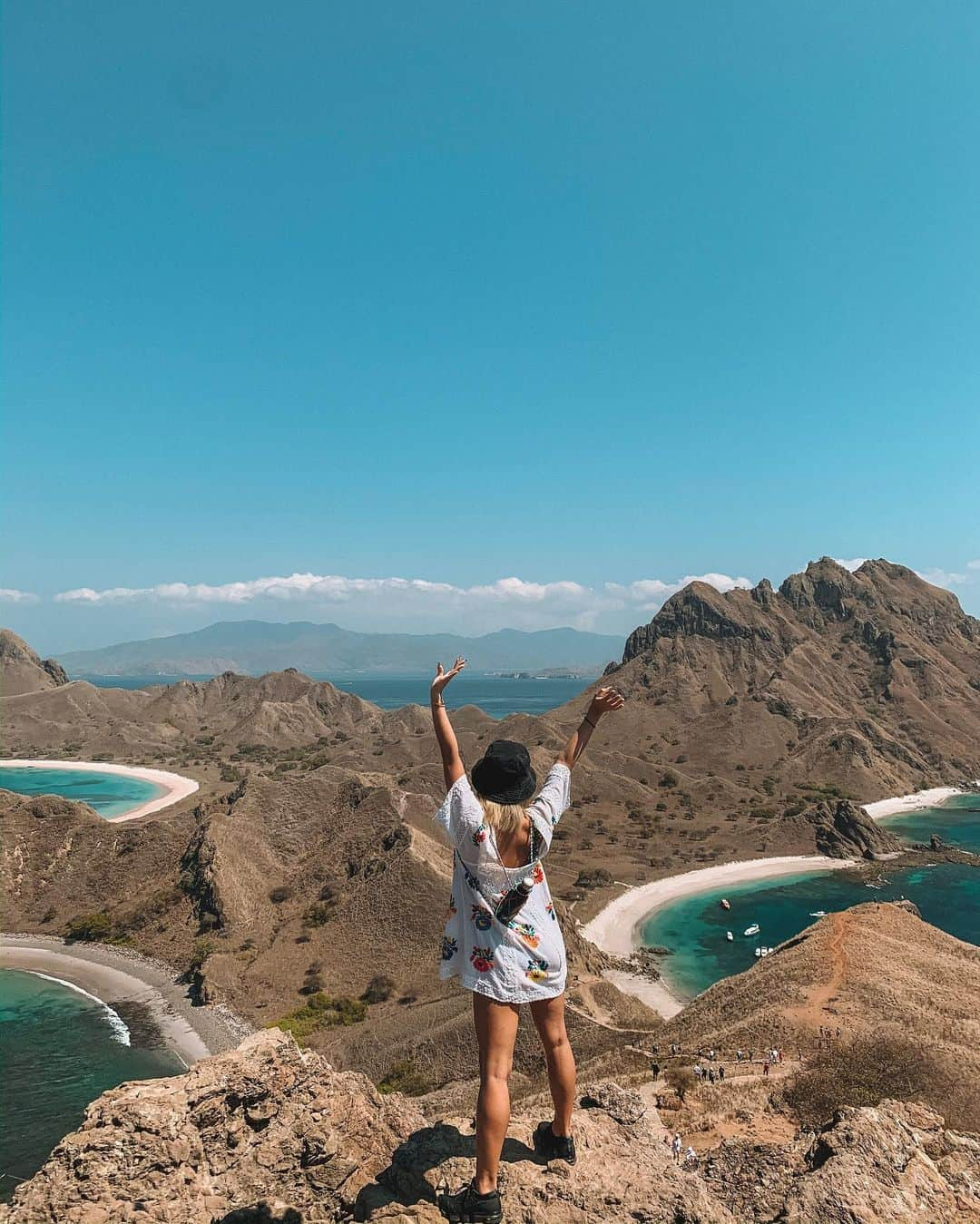 植野有砂さんのインスタグラム写真 - (植野有砂Instagram)「It was hot 🥵 & hard to reach the top of the hill but the view from there is speechless!! 🥺✨⛰💕and having my trekking buddy @bluemoloko.shop was a good idea 💝アヤナのツアーでパダール島をトレッキングしました！暑すぎだし、意外と過酷な道でぜぇぜぇしながら登ったけど頂上からの景色は、もう！！！！すんばらしかった！自然最高✨人間も自然の一部なんだけどね、ニーチェの本で確かに、と思い出しました。そしてストーリーで紹介してるエコボトルホルダーの @bluemoloko.shop これはリュックタイプだからトレッキングやハイキングにも完璧❤️今買えないから、FIGで取り扱おうかなって思ってるよ🌸また販路わかったらお知らせするね！　#ayanakomodo #ayanainstameet #labuanbajo #komodo #padarisland #trekking #帽子が汚いのは前日の洞窟の土です😂」10月9日 20時06分 - alisaueno