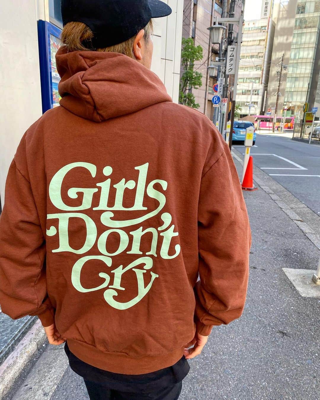のインスタグラム：「@verdy  #girlsdontcry  ブラウン✖︎ミントはいい感じ😆 size小さめだから L sizeでジャスト🤓  ええ感じ😆」