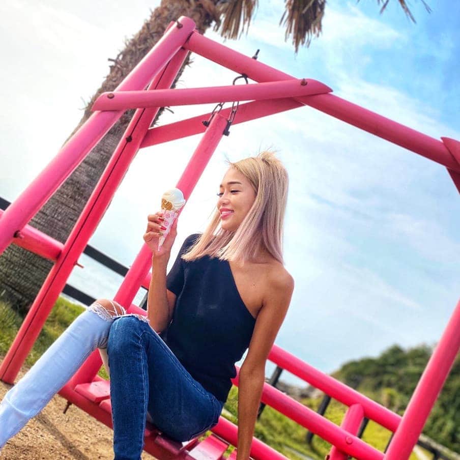のインスタグラム：「. .またまた大好きな糸島～♡ .サクッと癒されてきました🙋💓今回は @alpacino_gelatoshop でチーズクリームアイス食べてきた💛💙 . .めっちゃ美味しかった‼💓ブランコがあって可愛いいお店だったよ❤店内も韓国カフェみたいにピンクで映え映えでした✨ここ可愛い～♡！！ . . . .#糸島 大好きすぎる😭😭‼💓💓 . . . . . . . . .#糸島カフェ #アルパチーノ #パームビーチ #テラスカフェ #インスタ映え #アイス大好き #ブランコカフェ」