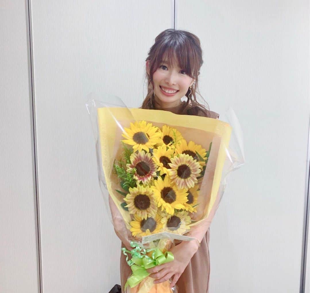 のインスタグラム：「. 劇団MONA「 #神様からの贈り物 」 札幌公演まであと４日❣️ . 沢山のメッセージが詰まった #カミオク の舞台✨ 役者達自身が、この台本を ＂人生の教科書＂として何度も 読み直すくらいです😌💓 . 何かにつまずいた時、 乗り越えたいものがある時、 いつだってカミオクの中に答えがある🌈 . 背中を押してくれる、勇気を与えてくれる、 暖かく包み込んでくれる、そんな舞台です💕 . . 初めて観劇される方にも とても観やすい舞台になっているので ぜひぜひ気楽にお越し下さい！😊✨ . 10/13(日) Bチーム札幌公演 開場 16:15〜 開演 17:00〜 場所: BLOCH (北海道札幌市中央区北3条東5丁目5) . . -- - - - - - - - - - - - - - - - - - - - - MONA公式 ▷ @mona_magazine 舞台カミオク▷ @gekidan_mona 映画ジョダメ ▷ @jodame_movie - - - - - - - - - - - - - - - - - - - - - #カミオク #神様からの贈り物 #劇団MONA」