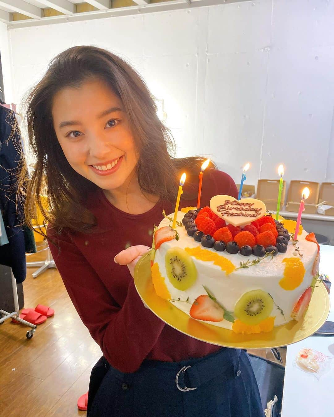 andGIRLさんのインスタグラム写真 - (andGIRLInstagram)「先日10/6（日）にお誕生日を迎えた﻿ 朝比奈彩ちゃん🎂💗﻿ ﻿ 編集部でもお祝いさせていただきました👏🏻﻿ ﻿ 朝比奈ちゃんらしく、﻿ 明るくヘルシーなイメージの﻿ フルーツデコレーションケーキ🍒🥝🍊 ♡﻿ ﻿ この日も長丁場の撮影だったんですが、﻿ 最後まで笑顔で乗り切ってくれた頑張り屋の﻿ 朝比奈ちゃん😭✨﻿ ﻿ 改めてお誕生日おめでとうございます🎉！﻿ ﻿ ﻿ #朝比奈彩 #happybirthday #誕生日﻿ #お誕生日おめでとう #HBD #祝㊗️﻿ #誕生日サプライズ #オフショット﻿ #映えケーキ #誕生日サプライズ﻿ #サプライズ #誕生日祝い﻿ #andGIRL #アンドガール」10月9日 20時28分 - andgirl_jp