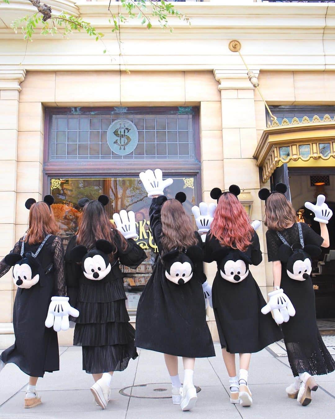 のインスタグラム：「ㅤ ㅤ みんなでMOUSSYの ミッキーリュック背負って ブラックコーデ🐭🖤 ㅤ ㅤ ㅤ たくさん質問いただいていたのですが このとき私が着てるニットワンピは SNIDELのです💭💘 ㅤ ㅤ ㅤ ㅤ ㅤ ㅤ ㅤ #あやかなめぐやぎぽん ㅤㅤㅤㅤ #kana_disney ㅤㅤㅤㅤ #東京ディズニーシー #ディズニーシー #東京ディズニーリゾート #アメリカンウォーターフロント #ミッキーコーデ #マウジー #ミッキーリュック #ミッキーバウンド #ディズニーバウンド #ミッキーグローブ #ブラックコーデ #tokyodisneysea #tds #tokyodisneyresort #tdr #mickeybound #disneybound #moussy」