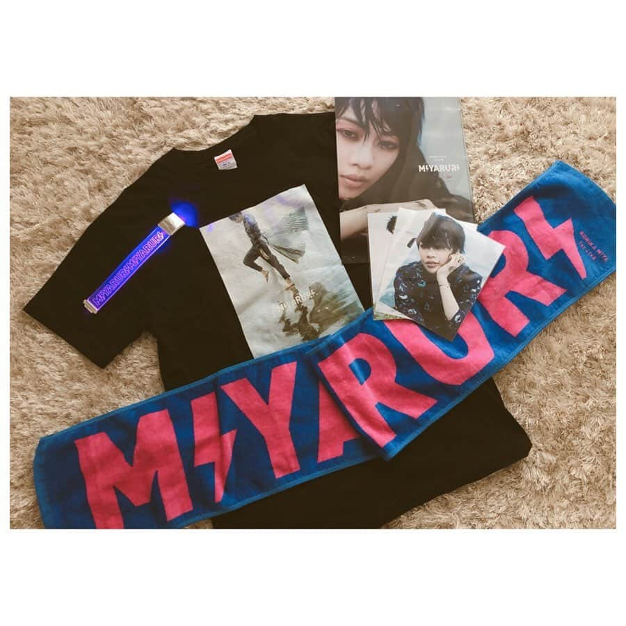 真愛涼歌さんのインスタグラム写真 - (真愛涼歌Instagram)「* MIYA RURI 1st LIVE♡ 同じ人間なのか🤔 と目を疑う程の美しさ…。 妖艶な魅力溢れるLIVEは、 美し過ぎて息が出来ない程の場面があったり🙈 楽しすぎてjump⇧しちゃったり🙈✨ 三階席のお客様まで愛のあるperformanceに感激🥺✨✨ お人柄が素晴らし過ぎて。圧巻😍💓 お会いすると昔のままのるりさんで☺️ホッコリ✨ちゃっかりツーショットもおねだりしちゃいました🤗💓 #美弥るりか さん #1stlive #おしゃれ過ぎるTシャツ #この間私服で着ちゃいました💓 #その後は同期で積もる話を🍹 #92期」10月9日 20時31分 - maimaaimaaai.k