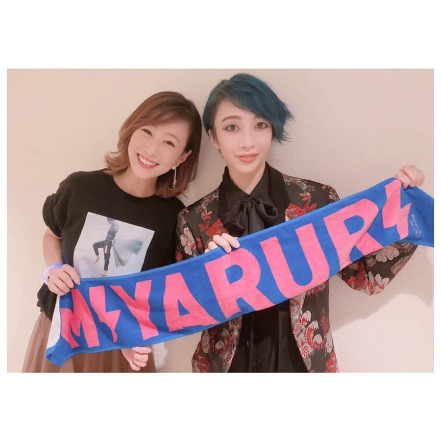 真愛涼歌さんのインスタグラム写真 - (真愛涼歌Instagram)「* MIYA RURI 1st LIVE♡ 同じ人間なのか🤔 と目を疑う程の美しさ…。 妖艶な魅力溢れるLIVEは、 美し過ぎて息が出来ない程の場面があったり🙈 楽しすぎてjump⇧しちゃったり🙈✨ 三階席のお客様まで愛のあるperformanceに感激🥺✨✨ お人柄が素晴らし過ぎて。圧巻😍💓 お会いすると昔のままのるりさんで☺️ホッコリ✨ちゃっかりツーショットもおねだりしちゃいました🤗💓 #美弥るりか さん #1stlive #おしゃれ過ぎるTシャツ #この間私服で着ちゃいました💓 #その後は同期で積もる話を🍹 #92期」10月9日 20時31分 - maimaaimaaai.k