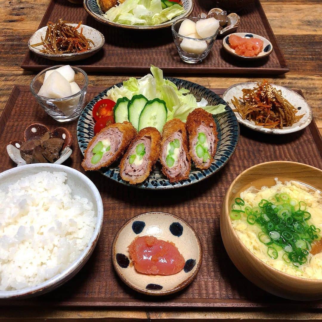 chaako ちゃあこのインスタグラム：「2019.10.9 * * 今日の晩御飯٩(๑❛ᴗ❛๑)۶ * ＊アスパラチーズの肉巻きフライ ＊きんぴらごぼう ＊鶏レバーのにんにく炒め煮 ＊明太子 ＊竹輪のかきたま汁 ＊梨 * でした(๑´ڡ`๑) * 細いけど綺麗なアスパラを買ったので、豚しゃぶ用の肉で巻いて、フライにしました(*´ｰ`*)ﾉ * 鶏レバーのにんにく炒め煮は、姉直伝のレシピで♡ 私、レバーは苦手なのですが、姉が作ったレバーだけは大好物で(笑) * 一昨日スーパーに行ったら、綺麗な鶏レバーが売ってたので、電話でレシピ聞いて作りました。 * 生姜を使わず、にんにくを入れるレシピ。 これが美味しいーの♡ * 鉄分不足なので、たっぷりと作って毎日ちょこちょこ食べてます(人･∀･) * * * 今日はずっと気になってた、窓と網戸とサッシを朝から黙々と掃除しました。 * 台風とかでかなーり汚かったからね。 * ストーリーでした質問にも、色んな方々が色々教えてくれて(*≧∀≦)ありがとうございます♡ * 網戸ってなかなか掃除しないから、汚れがどっさり溜まってて。ちょこちょこ掃除すればいいんだろうけど、なかなかね(￣m￣*) * 今度の日曜日に母と姉夫婦と姪っ子親子が、はなちゃんに会いに来てくれるので、他のとこもお掃除頑張っとこうー(๑•̀ㅂ•́)و✧ * * *」