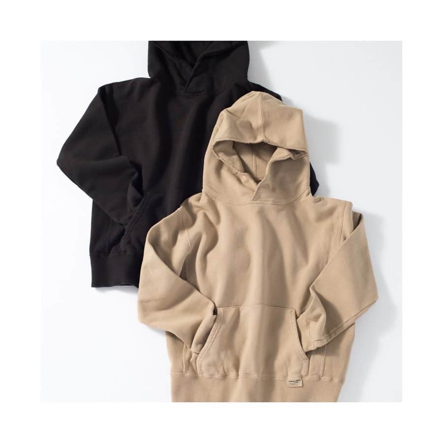 のインスタグラム：「GOING BACK TO COLLEGE DAYS﻿ ﻿ 【COLUMBIA】パーカータイプ ﻿ *センターポケット仕様﻿ 19,000 yen + tax﻿ ﻿ 【DARTMOUTH】パーカータイプ﻿ 19,000 yen + tax﻿ ﻿ 2カラー展開﻿ #SAND #ESPRESSO ﻿ ＿＿＿＿＿＿＿＿＿＿＿＿＿＿＿＿＿＿＿＿＿＿＿＿＿﻿ ﻿ “COLLEGE STYLE”が今の気分﻿ ﻿ アメリカントラッドの定番をアッパーハイツなりの﻿ スパイスの効いた解釈で紐解いていきます… ﻿ アメリカのカレッジから名付けられた﻿ 3種類のスエットシャツ﻿ ﻿ 【STANFORD】﻿ 【COLUMBIA】﻿ 【DARTMOUTH 】﻿ ﻿ メンズライクのディテールや仕立てに相反して﻿ フィットは女性らしいシルエット﻿ ﻿ ヴィンテージライクな風合いが独特なガーメントダイ﻿ 柔軟仕上げを施しているので繊細な肌にやさしくフィットします ﻿ ﻿ 定番のアイテムだからこそ﻿ 細部にまでこだわった1枚を纏い﻿ カレッジスタイルを楽しんで… ﻿ ＿＿＿＿＿＿＿＿＿＿＿＿＿＿＿＿＿＿＿＿＿＿＿＿＿﻿ ﻿ @upperhights ﻿ #upperhights #sweatshirt  #アッパーハイツ﻿ #COLLEGE #COLLEGEシリーズ﻿ #カレッジ #カレッジシリーズ﻿ #STANFORD #COLUMBIA #DARTMOUTH﻿ #スウェット #一部先行取扱いがあります ﻿ #2020SS﻿ #ootd #outfit #intheknowgl」