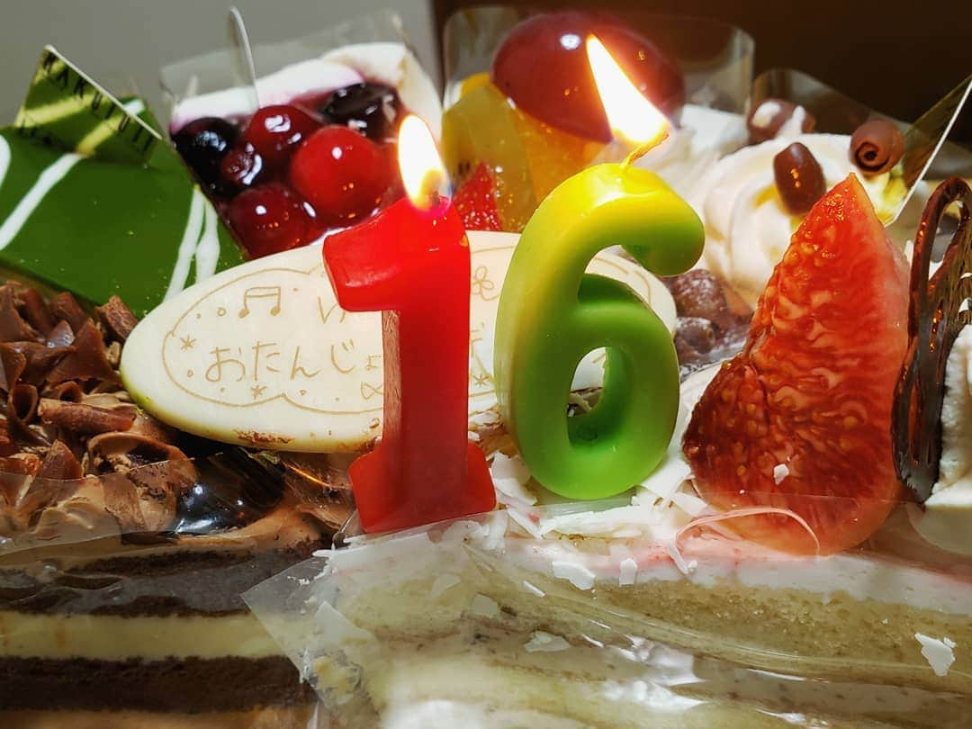 CHIHARUさんのインスタグラム写真 - (CHIHARUInstagram)「今年もこの日がきました。 息子、16歳になりました🎂  16歳って。 私もかろうじて自分が16歳の頃の記憶はいろいろありますが 息子がもうそんなにおっきくなったのか…😂とほんとに感慨深いです。  最近はケンカすることもなく うまくやっておりますょ。  去年もそうでしたが ケーキはいらんと言われても やっぱり形か欲しくて(母からの) 近所のケーキ屋で仕事帰りに購入しました🍰😂 そんな息子から今日も いい言葉をいただきました🙏 『おかげさまで16年間すごしてこれました。たよりないけどよき相談相手じゃわーありがとー。』って。  いやいや、 １番嬉しいことばですから😭💓 これからも 人に優しく、 困ってる人がいたら自ら動いて 思いやり、誰にでも感謝の気持ちを忘れない、 素敵な大人になっていってね。  2.3枚目は娘がお兄ちゃんにと選んだプレゼント。 ちょっといいシャーペンだそう☺️ お手伝いよく頑張ってたもんね#ハッピーバースデー#16歳#高校一年生」10月9日 20時36分 - 10090725c