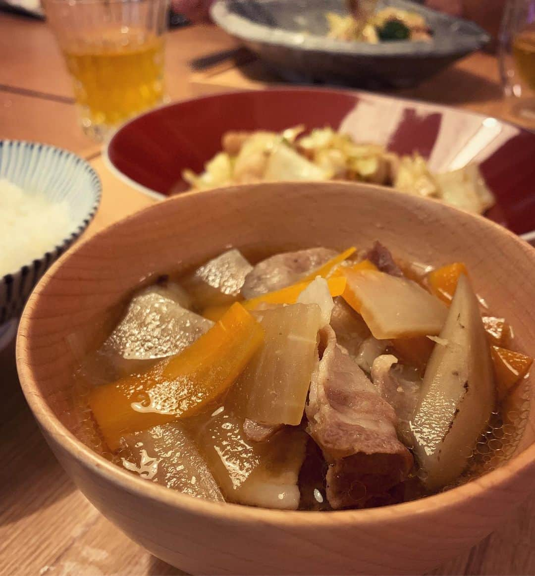 鈴木六夏さんのインスタグラム写真 - (鈴木六夏Instagram)「涼しくなってきた夜に思い立って お味噌汁を豚汁に変更。”思い立った” がゆえに 蒟蒻も里芋もお豆腐もなかったけど、美味し🍁 #おうちごはん」10月9日 20時52分 - rikuka.62