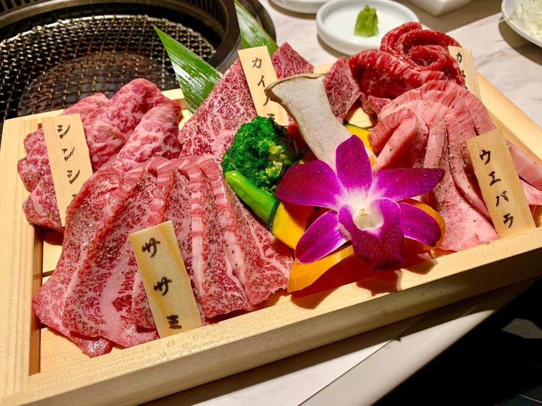 わっきーのインスタグラム：「焼肉ブラックホール キュープラザ池袋店へ。 和牛ざんまいでした。  ブラックホールの清水さん ベリーファンシーの杉本さん よしもとのお笑い芸人 ラフ・コントロールの重岡さん  とても楽しい会食でした！  #焼肉ブラックホール  #焼肉  #黒毛和牛  #希少部位  #肉寿司  #池袋  #池袋グルメ  #池袋焼肉  #池袋キュープラザ  #新宿  #新宿歌舞伎町  #新宿グルメ  #新宿焼肉  #東京グルメ #youtube #youtuber #わっきーtv #わっきー #食レポ #飯テロ #飯テログラム #飯テロ動画」