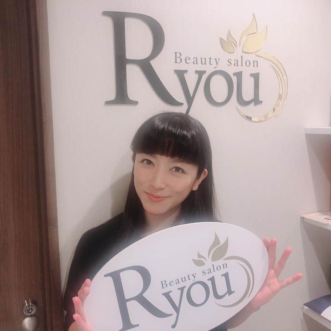 松藤あつこさんのインスタグラム写真 - (松藤あつこInstagram)「ハイパーナイフ…♡ 良いね！！！！ スッキリ〜！！！！！ @ryouginza  にて☆  久しぶりの老廃物との闘いは、過酷でしたw 吸引:ハイパーシェイプは固まった老廃物は痛い😂けれど、快感です…☆ 深部まで伝わるハイパーナイフを行ってから、ハイパーシェイプ！ 背中とお腹スッキリです🤗 その後のジムで、可動域広がってました╰(*´︶`*)╯♡ 顔のハイパーナイフも、片方やったらこの違い❣️(4枚目) 両方やったらお顔すっきり、視野も広がりました♡  #ryouginza #ハイパーナイフ #ハイパーシェイプ #久しぶりの #エステ #老廃物 #溜まりすぎ #ジム通い は続いてるものの… #老廃物は溜まる #解し #大事 #銀座 @ryouginza ＠ryou__me #セルライト  #美容矯正 #銀座エステ #美容  #beauty #bodymake #ginza  #銀座 #サロン #エステサロン #エステ #脂肪燃焼 #美容女子 #疲労回復 #すっきり #リンパボーラー#はり#たるみ」10月9日 20時47分 - atsukomatsufuji