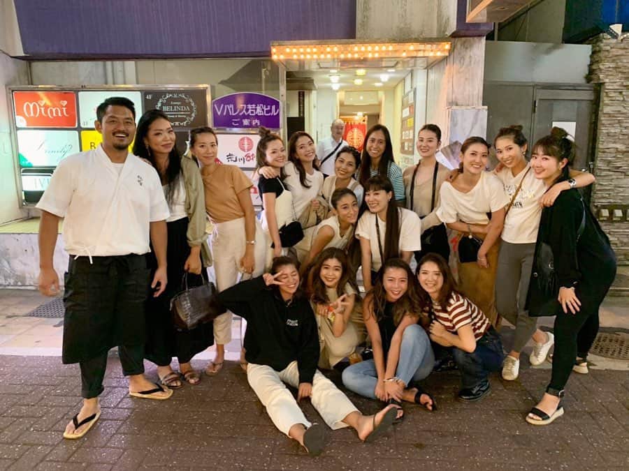 Naomiのインスタグラム：「最高に楽しかった😆😆😆 修学旅行みたいな旅でした❤️ . 招待状が届いた時から楽しみにしていたよ🐻✈️💕 前夜祭で飛ばしすぎた🤣 . こんな機会を作ってくれてありがとう🥰🥰🥰🤵👰💒 @shoko__1113  @naoto__0111  #鹿児島#天文館#修学旅行#結婚式#かごんま#写真は1000枚越え#鹿児島Kポーズ#ださめ#みんなデカいな」