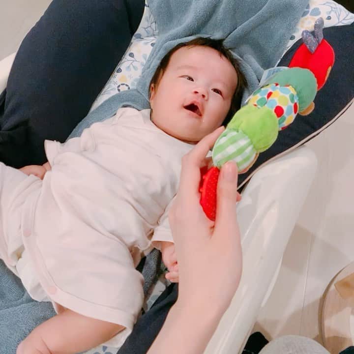 しほの涼のインスタグラム：「初めてのお友達に、沢山話しかけています。 返事はママですが、気付いてなさそうです。  今日、生後3ヶ月になりました🥺❤️ #スマイル育児 #赤ちゃんのいる生活 #赤ちゃんのいる暮らし　#赤ちゃんとママ #生後3ヶ月」