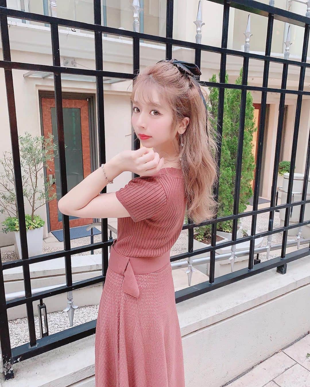 のインスタグラム：「🥰 . ずーっとずーっと気になってた シミソバカスの悩み😢 . ストーリーに載せたらいっぱい質問来たので投稿するね🎀 . 今回 @sbc_south_shinjuku でシミ取りに行ってきたよ💓 . 相澤先生が担当してくれました👨‍🏫 . . 私は昔からソバカスがたくさんあったのと 最近シミも気になってきていて早く無くしたいー！ って思って思い切って取ってみることにしたの💓 . もうすぐ一週間経つけど昨日クレンジングしてたら シールが取れて見たら黒い点がついてて ん？って鏡見たらシミが取れてたの！w . 他のところはもう一回やった方が良さそうな感じだったりしたから もう少し様子見てみるっ💓 . 処方されたシールと薬も質問あったので 最後に載せとくね🎶 . そして、痛みはまっったくなかった！w . 脱毛の方がちょっと痛いなって思ったくらいで これで取れるなら最高ーって感じでした💓 . 質問はDMじゃなくてコメントに書いてもらえたら 返しやすくて嬉しいです📝 . #美容 #シミ #ソバカス #悩み #美容オタク #新宿 #クリニック」