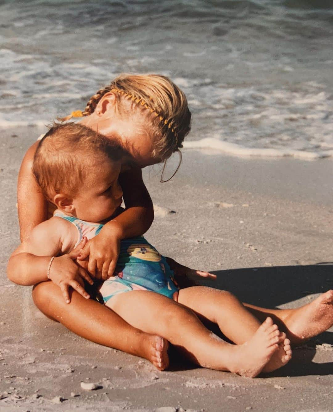 ジジ・ハディッドさんのインスタグラム写真 - (ジジ・ハディッドInstagram)「INTL. @bellahadid DAY 🦋🌊💕 MY VERY OWN CUSTOM CABBAGE PATCH KID I RAISED RIGHT FROM THE SEEDLING ! THNX @yolanda.hadid !」10月9日 21時00分 - gigihadid