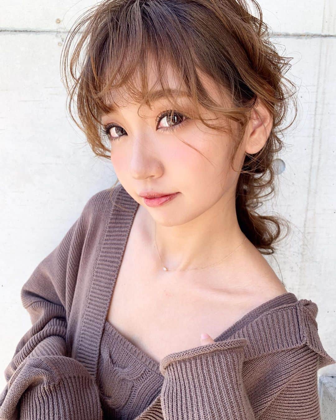 いっちゃん/嶋津 いつみのインスタグラム：「. . @rilhair  中川さんとのレッスンの時のお写真💓 . . . 編みおろし会コンテント決勝に向けて みんな動き出してるんやなぁ…って 感じる🧐✨ . . . . . それに伴って ここ数ヶ月ぐらい、アレンジは編みおろしオンリーに なってることに気付いた😂❤️❤️❤️ . . . . まだまだロングヘアは維持します🙆‍♀️⭐️w . . . . . . #関西  #関西サロモ  #サロンモデル #サロモ #いっちゃん  #フリーモデル #関西モデル  #あざといっちゃん #かわいっちゃん #いっちゃんコーデ #ブライダルモデル #アレンジモデル #ヘアカラー  #ヘアアレンジ #ootd #撮影依頼受付中 #編みおろし会モデル . . . .」