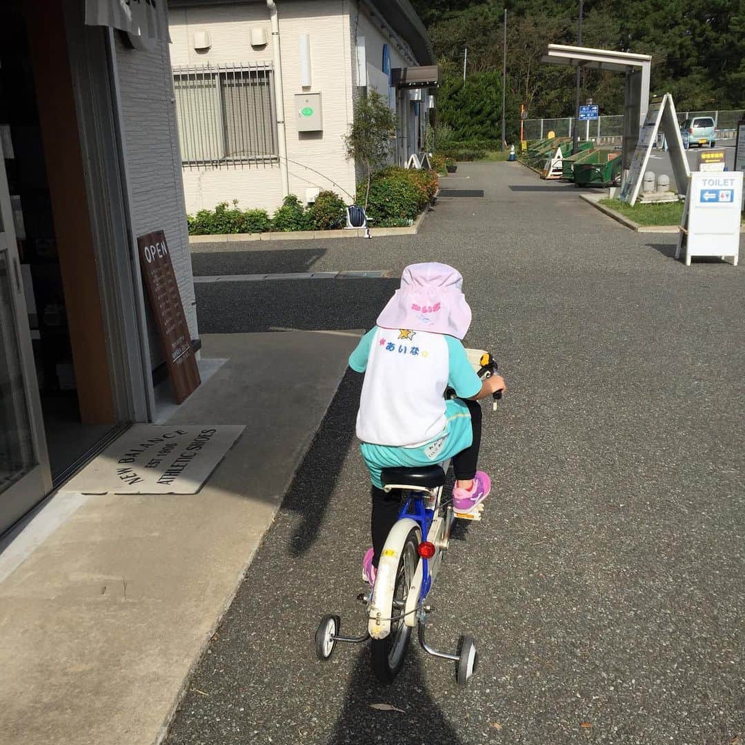 石津大介さんのインスタグラム写真 - (石津大介Instagram)「久々の投稿٩( ᐖ )و 補助輪の自転車🚲💨 ちょっと前までペダルをこぐ動作が出来なかったのに、できてる〜🙄❤️!! 涼しくなってきたからまた、自転車(もちろん補助輪付)練習しに行こうかなᕙ( ˙꒳​˙ )ᕗ  MIZUNOの靴が履きやすいから好きと、かなりヘビロテ(笑) マジックテープもとめやすいみたい🙄❤️ また最近、ジョージ愛が復活してきた🐒❤️ 幼稚園で朝起こして支度始めようとすると、ジョージどこ？ と聞いて、ジョージをお布団から持ってくると思いきや。 一緒にまた寝てる〜🤷‍♀️💭 ダラダラ愛絆も可愛いんだけど 幼稚園の日ぐらいシャキッとしよう😅❤️ #補助輪付き自転車 #4歳児#mizunokids #アビスパ福岡 #石津大介 #愛娘」10月9日 21時01分 - aina.2632