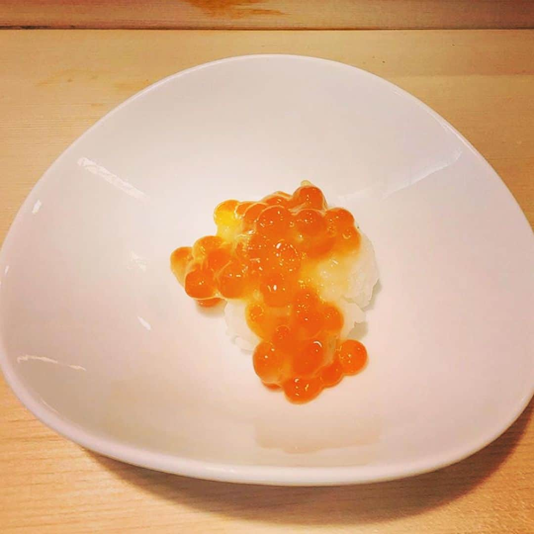 真樹麗子さんのインスタグラム写真 - (真樹麗子Instagram)「心友と、シュワシュワ🍾&お寿司🍣✨ 幸せすぎる❤️ そして、今日も時間が全く足りなかった😊  #おけいすし #続きは近々 #instagourmet #instagood #ウニが好きです」10月9日 20時54分 - makiofficial_0718