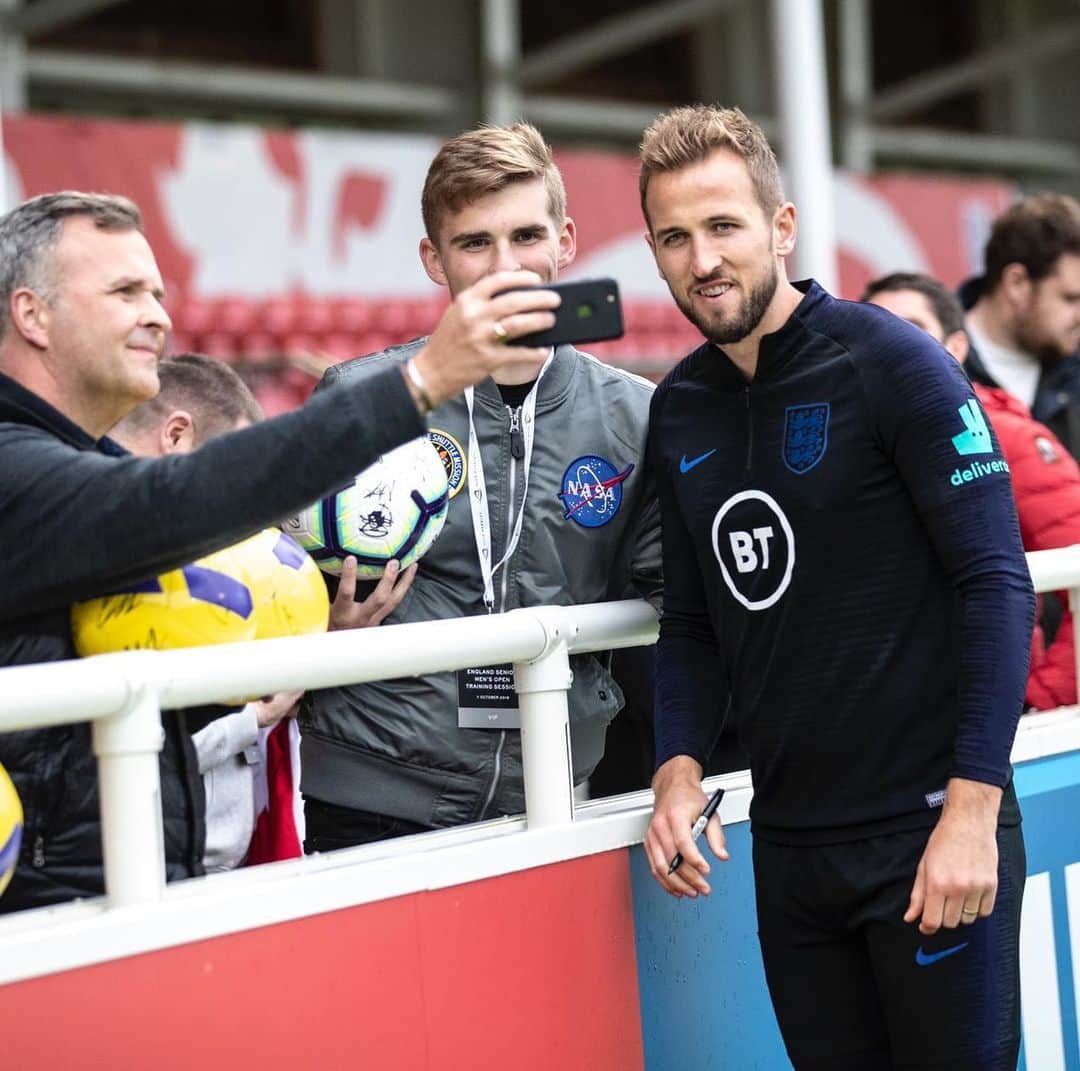 のインスタグラム：「Always good to spend time with fans after training. Looking forward to a big couple of qualifiers. 🦁🦁🦁」