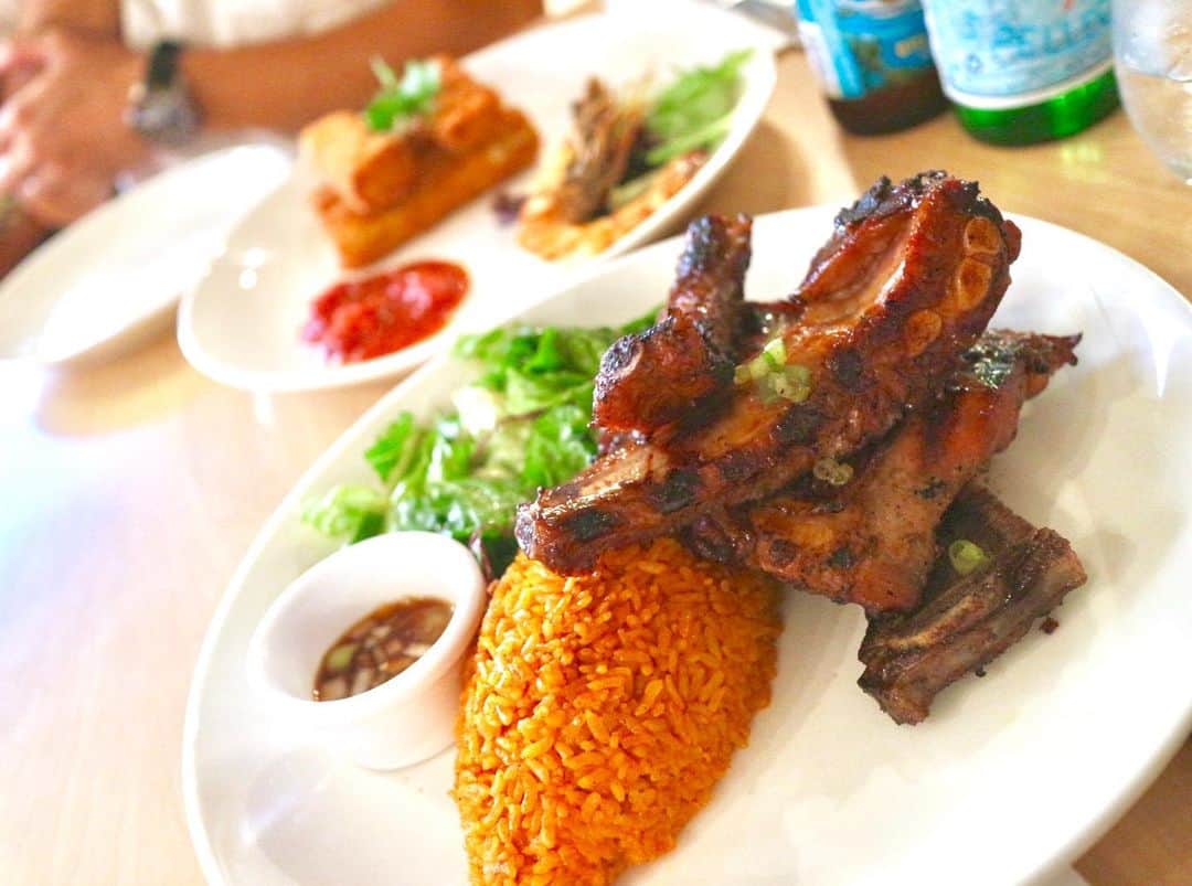 花田浩菜のインスタグラム：「#子連れグアム　で食べたもの🍽 滞在中、グアムでだいたいの人が美味しいと言ってた#PROA にも予約して行ってみました🙆‍♀️ 豪快なバーベキュー料理、量が多くてメインと前菜とシェアしてちょうど良い感じ🙆‍♀️息子さんもこのチキンはお気に入りだったみたい😊 お店はとてもベビーフレンドリーで#ハイチェアあり　、キッズメニューもありでした🙆‍♀️ . . 結構最初の数日は外食やショッピングなどが続いたので、だんだんとお疲れイヤイヤモードになってきた息子。3日目あたりからはもうホテルでおこもり🍽前半宿泊していた#デュシタニグアムリゾート の朝食ビュッフェにもチェックアウトの日に行きましたが、ご機嫌ナナメベビさんだったのでゆっくり味わえず😅でも目の前海のロケーションは最高だったし速攻お部屋に戻れるのは良かった😂❤️笑 . . 宿泊したホテルについてはプロフィールから飛べるブログに更新しましたが、前半は#デュシタニグアム に滞在。目の前が海のロケーションのホテルなのでプールも海もすぐだし、なんといってもお部屋から海が目の前なのでチビ連れでもとてもリゾート気分がお部屋から楽しめてアクセスも良く、綺麗で良かったです💕 . . #子連れグアム  #子連れグアムレポ　#1歳11ヶ月 #2歳　#男の子ママ　#赤ちゃんのいる生活　#イヤイヤ期　#子連れ旅行　#子連れ海外　#proa #プロア　#aqua #朝食ビュッフェ　#ホテルモーニング　#dusitthaniguam #guam #guamtrip #happy #happydays」