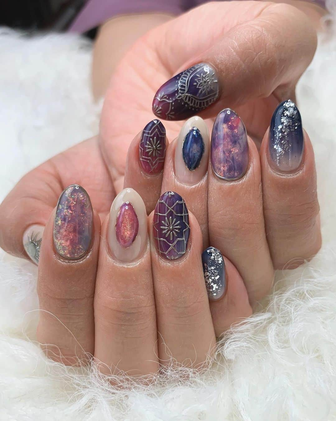 Nailsalon Cielさんのインスタグラム写真 - (Nailsalon CielInstagram)「Aladdin 風アート﻿ ✶﻿ ﻿ mananailsさんのデザイン﻿ ﻿ やっぱり﻿ 細かいアートを積み重ねないと﻿ 可愛いは作れません💗﻿ ﻿ 😋😋😋﻿ ﻿ ‣﻿ ‣﻿ ‣﻿ ‣﻿ ﻿ ﻿ ∙gemstone（ジェムストーン＝天然石パーツ）﻿ ∙silver jewelry,silverring（シルバージュエリー,シルバーリング、他シルバーアート）﻿ は既成パーツではなく、﻿ 全てジェルで作っております。﻿ ﻿ 直接爪の上に作っていきますので、﻿ お時間を頂きます、ご了承ください✶﻿ ﻿ ⦅こちらのアートをご希望のお客様へ⦆﻿ ホットペッパーにクーポン、付け放題コースを﻿ 御用意しておりますので、コースをお選び下さい。﻿ ﻿ 宜しくお願い致します✶﻿ ――――――――――――――――﻿ ――――――――――――――――﻿ hotpepperBeauty net予約↓↓↓ ﻿ ﻿ https://beauty.hotpepper.jp/smartphone/kr/slnH000217395/﻿ ・﻿ #ネイル#ネイルサロン﻿ #instagood#instanails#jelnail#ネイルアート#手描きアート#loveit#ジェル#ジェルネイル#個性派ネイル#トレンドネイル#お洒落ネイル#newnails#福岡ネイル#cute#beautiful#art#ネイルサロン#天然石ネイル#韓国#ネイル#福岡ネイルサロン#cool#シルバージュエリーネイル#秋ネイル#秋ネイル2019#autumnnail﻿ ﻿ ﻿ ﻿」10月9日 21時10分 - myanail