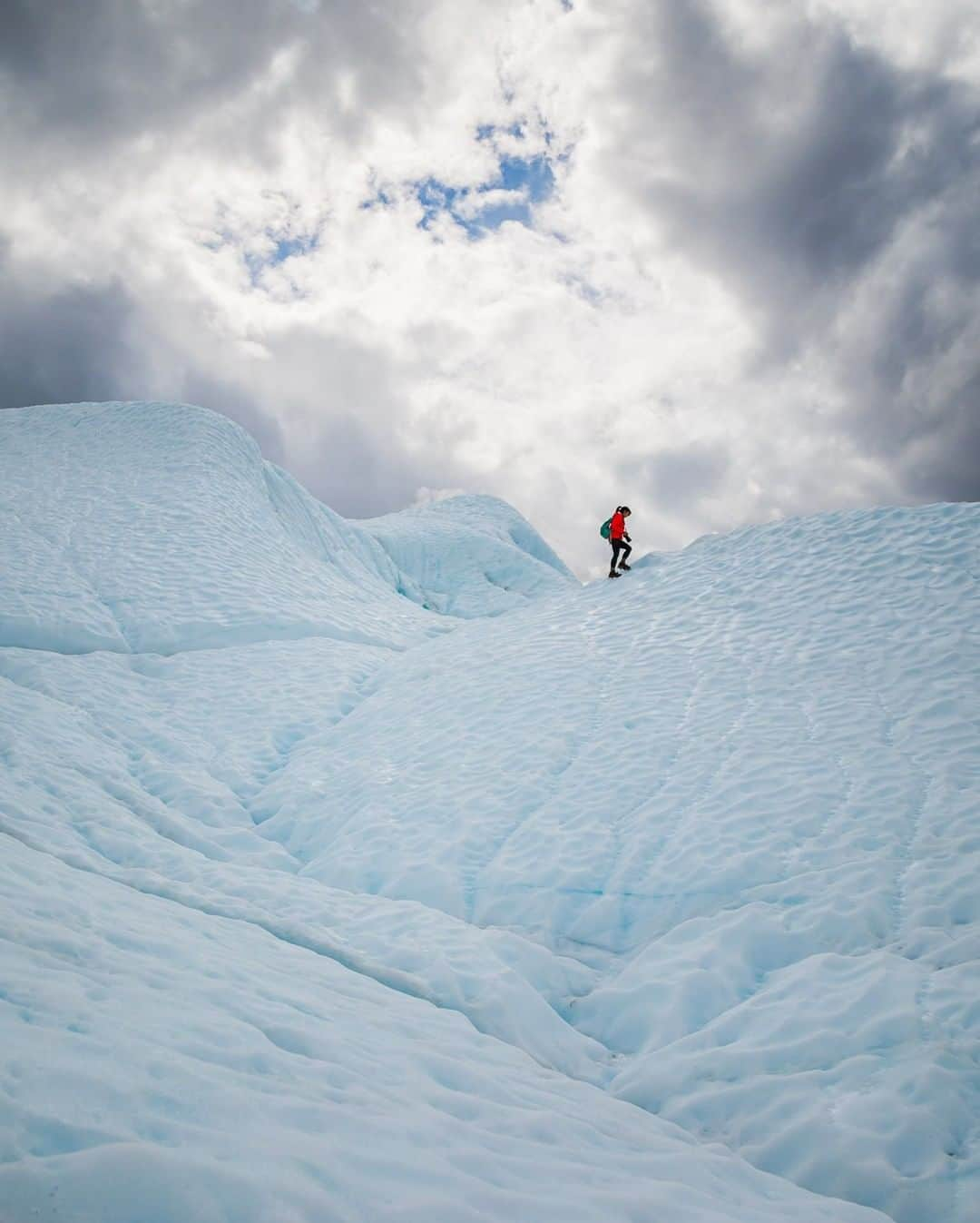 National Geographic Travelさんのインスタグラム写真 - (National Geographic TravelInstagram)「Photo by @tobyharriman | Matanuska Glacier, one of my favorite places in Alaska, is 27 miles long by four miles wide. It is the largest glacier accessible by car in the United States. It makes a perfect scenic day trip driving northeast of Anchorage, Alaska. #alaska」10月9日 21時07分 - natgeotravel