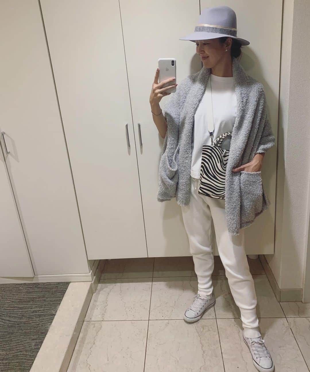 鈴木六夏さんのインスタグラム写真 - (鈴木六夏Instagram)「ビスコの散歩、ヨガ、おつかい、自転車でお迎え....。ゆったりと近所だけの日はゆるゆる〜。 “真っ白” でニット素材 ましてやボトムス、となると zaraがやっぱり嬉しい。 今月のVERY「ミニマルな私服」のページで履いているのも、 これです😊 #羽織に見えるフワフワは #去年からゆるい日に大活躍 @barefootdreams のストール #riccascloset  #riccaミニマムクローゼット  @rikuka.closet」10月9日 21時18分 - rikuka.62