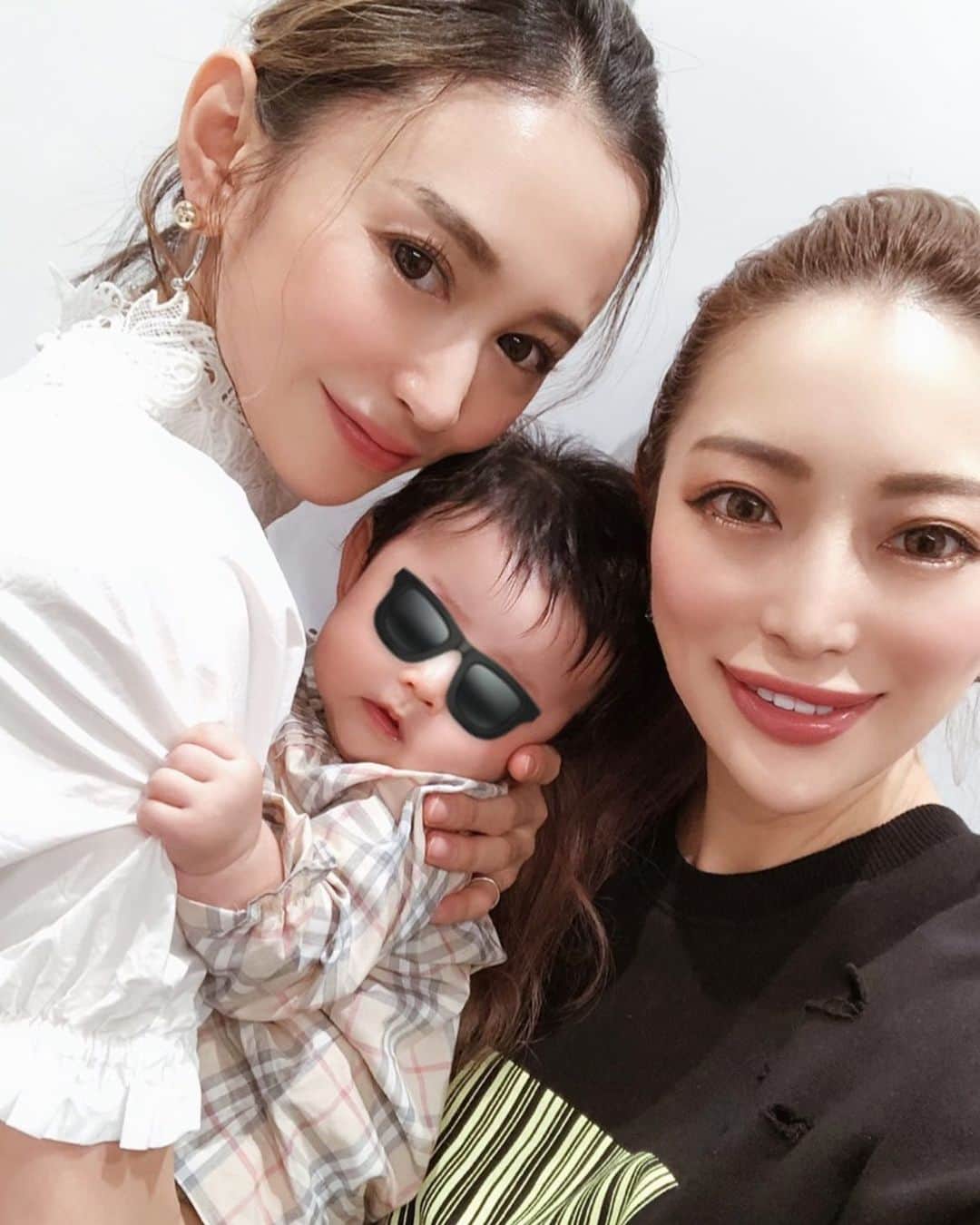 asami0510のインスタグラム：「久々ミラーに遊びに行って来たよ🌼 みんな娘抱っこしてくれて嬉しかった〜+。:.ﾟ٩(๑>◡<๑)۶:.｡+ﾟ ホワイトニングとジムOpenしてからまだやってないから次回はやってみよ✨ 赤ちゃん連れでも大丈夫だから助かるー✌️ ・ ・ ・ 娘は最近首が少ししっかりしてきたよ！ 来週で3ヶ月！首座るまではもう少しかな？ 服を掴んでるあたりがキュンとする🤣💘 #MIRROR9 #ミラーナイン #よっぴ #生後2ヶ月 #mybaby #love」