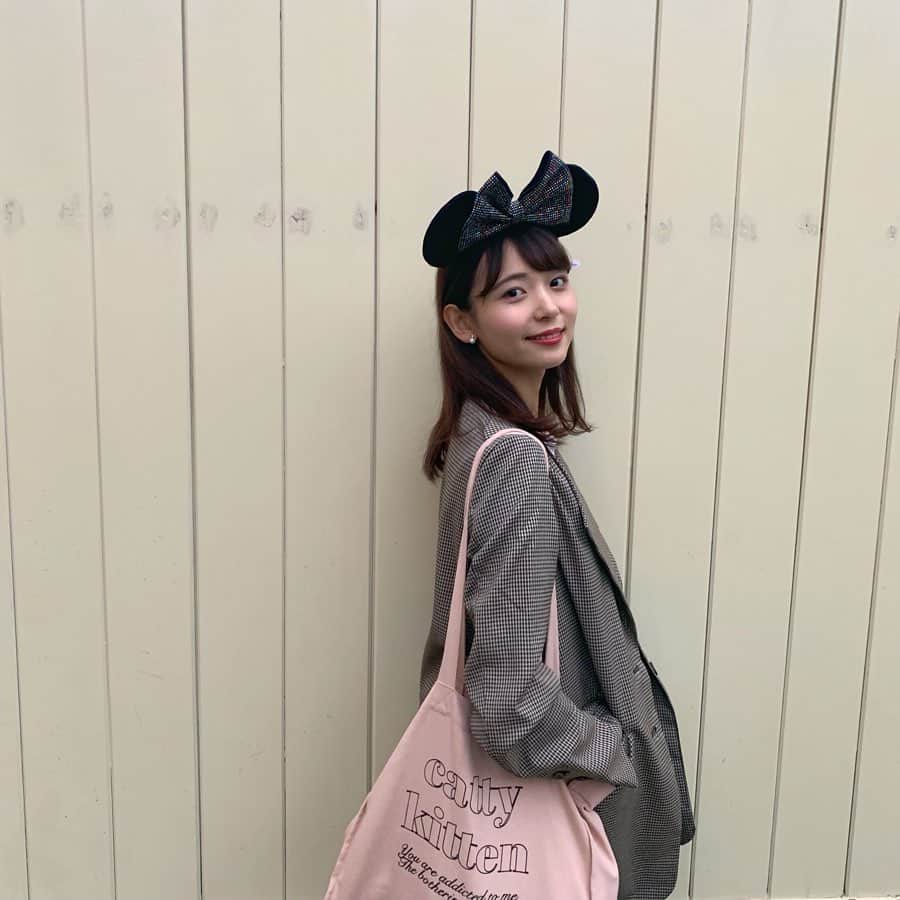 山田麻由のインスタグラム：「.﻿ ﻿ やっと涼しくなりましたね🍃 ﻿ 9月に買って眠らせておいた秋服の出番がやっときました〜🍂🍁 ﻿ ジャケットとか初めて買ったな〜﻿ このセットアップとっても可愛くないですか？🥰﻿ ミスコン出てた頃とは服装ちょっと変わったかも🤔﻿ ﻿ ﻿ ﻿ ﻿ #東京ディズニーランド#ディズニー#秋#秋服#撮影#撮影モデル#撮影依頼募集中#サロンモデル #サロモ #ポートレート#ポートレートモデル#tokyodisneyland」