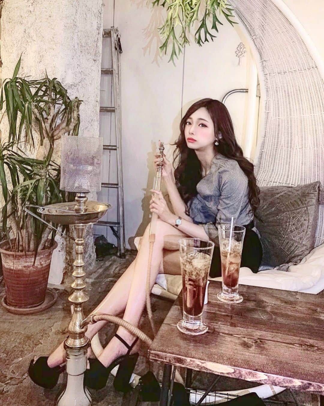 のインスタグラム：「大人のカフェ✨ タバコ吸わないけど上野にある andUオシャだから行ってきた💕 パッションフルーツ味のシーシャ 甘さちょうど良くてオススメだよ✨  @selectshop_vivantjolie で大人コーデしてみた❤️ #シーシャ #シーシャカフェ #上野カフェ #上野 #カフェ巡り #大人コーデ #前髪アレンジ」