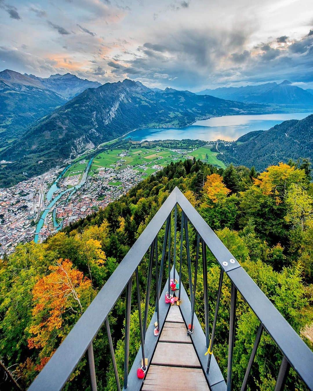 Wonderful Placesさんのインスタグラム写真 - (Wonderful PlacesInstagram)「Amazing sunset at ✨@harderkulm✨ Switzerland ❤️❤️❤️ @myinterlaken  @myswitzerland .  Pics by @cbezerraphotos & @_letstravel_  #harderkulm #interlaken #inlovewithswitzerland」10月9日 21時16分 - wonderful_places