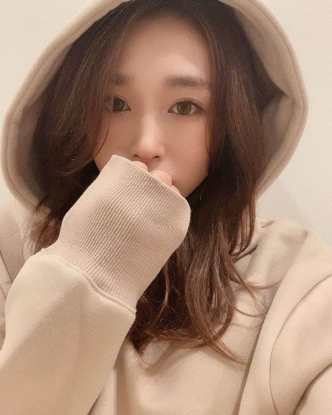 のインスタグラム：「寒くなったね🍂  パーカー好き♡  #titivate#titivatestyle #ティティベイト#裾ドローストリング裏起毛パーカー」