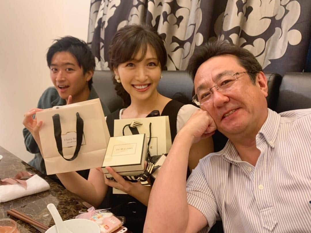 横山ルリカさんのインスタグラム写真 - (横山ルリカInstagram)「. #めざましファミリー の皆さんに #誕生日をお祝いしてもらいました🎂 . #麻衣子さん #生田さん #華也ちゃん #藤井くん #三宅さん #唯ちゃん #侑里さん . #藤井くんめちゃめちゃ痩せた 😳 #ココ調 コンビ . #いい匂いのモテ女アイテム沢山もらっちゃいましたぁ〜 💞 . #かやちゃん からはボディクリームとデコレーションクッキーを❣️ . #皆さんありがとうございます😭」10月9日 21時21分 - rurika_yokoyama_official