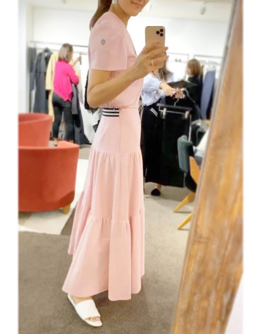 t.krmeさんのインスタグラム写真 - (t.krmeInstagram)「PINK💓 @bordersatbalcony_official  2020SS展示会では、 ピンクにホワイトのものばかり目がいきました♡ ワンピースにセットアップ、オフショルダーワンピース… トレンチコートも女性らしいシルエットが素敵でした‼︎ ピンク、私は淡い色を試着しましたが、鮮やかなピンクも綺麗でしたよ💓 またジュエリーもありました✨ 春が待ち遠しい〜🥰 #bordersatbalcony #2020ss #ボーダーズアットバルコニー #展示会」10月9日 21時29分 - t.krme