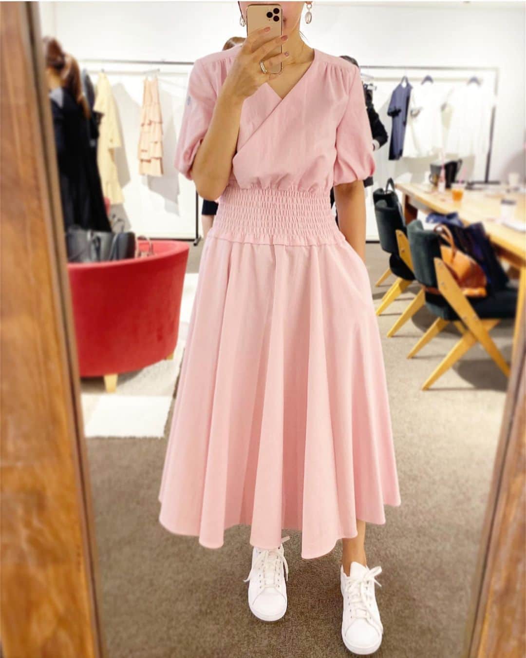 のインスタグラム：「PINK💓 @bordersatbalcony_official  2020SS展示会では、 ピンクにホワイトのものばかり目がいきました♡ ワンピースにセットアップ、オフショルダーワンピース… トレンチコートも女性らしいシルエットが素敵でした‼︎ ピンク、私は淡い色を試着しましたが、鮮やかなピンクも綺麗でしたよ💓 またジュエリーもありました✨ 春が待ち遠しい〜🥰 #bordersatbalcony #2020ss #ボーダーズアットバルコニー #展示会」