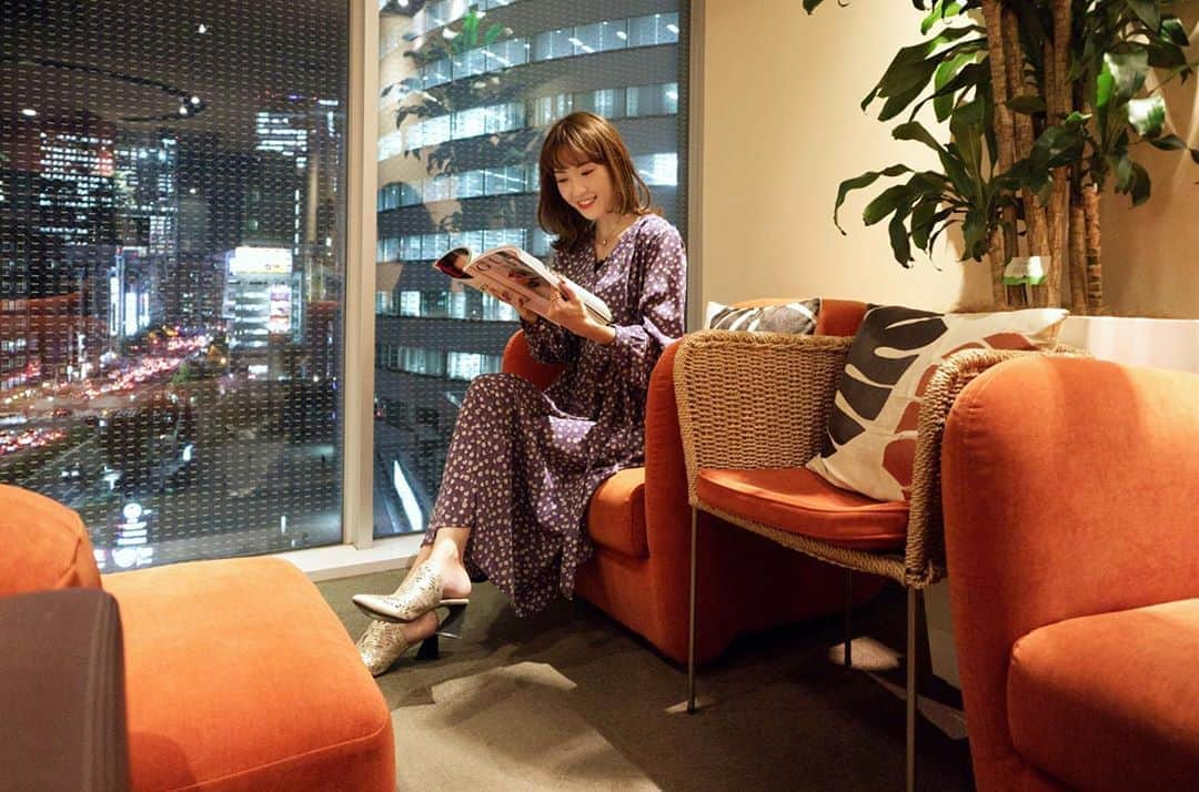 高橋晴香さんのインスタグラム写真 - (高橋晴香Instagram)「先日、@mediage_clinic_aoyama でスキンタイトを受けてきたよ👩✨ .  スキンタイトは、最新のたるみレーザー治療でジェルを塗って光をあてるだけなので痛みもほぼない施術💗 .  顔のコリや筋肉の疲労をほぐして、普段あまり使われていない筋肉を動かすことで、くまやくすみを解消し、肌をリフトアップしてくれるんだとか🌟 .  マッサージ感覚で、熱さや痛みあまり感じなかった‼️ .  施術後は顔すっきり引き締まったし、月1でやると良いみたいだからまた通おうかな💁‍♀️💖 .  #メディアージュクリニック青山 #メディアージュクリニック #スキンタイト #表参道 #青山」10月9日 21時29分 - haruka_takahashi0127