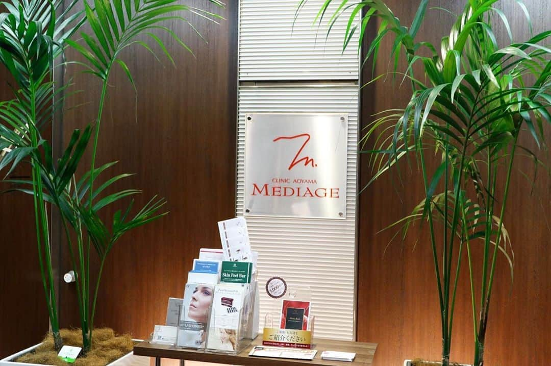 高橋晴香さんのインスタグラム写真 - (高橋晴香Instagram)「先日、@mediage_clinic_aoyama でスキンタイトを受けてきたよ👩✨ .  スキンタイトは、最新のたるみレーザー治療でジェルを塗って光をあてるだけなので痛みもほぼない施術💗 .  顔のコリや筋肉の疲労をほぐして、普段あまり使われていない筋肉を動かすことで、くまやくすみを解消し、肌をリフトアップしてくれるんだとか🌟 .  マッサージ感覚で、熱さや痛みあまり感じなかった‼️ .  施術後は顔すっきり引き締まったし、月1でやると良いみたいだからまた通おうかな💁‍♀️💖 .  #メディアージュクリニック青山 #メディアージュクリニック #スキンタイト #表参道 #青山」10月9日 21時29分 - haruka_takahashi0127