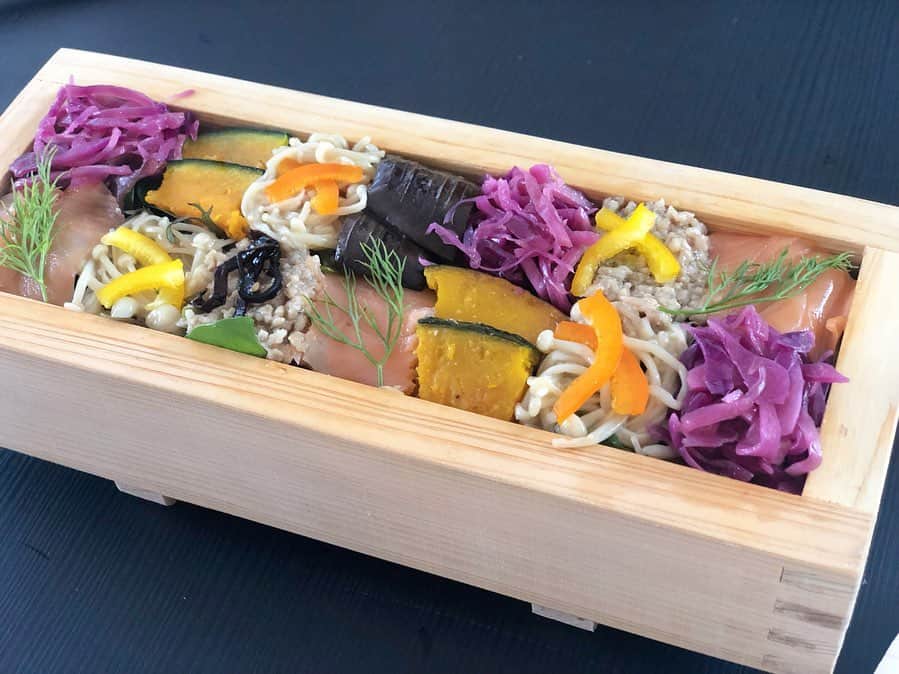 原田沙奈子さんのインスタグラム写真 - (原田沙奈子Instagram)「週末にアマネと押し寿司作ったー！ 押し寿司って難しいイメージだったけど、組合せが無限にあって自由で美しくって何より美味しい。 私は東福寺のお庭をイメージして市松模様。 もっと色味が違う具材の配置にすれば良かったと少し反省…。 アマネはあっくんに食べて欲しいからあっくんが好きな物で作ったんだって。←カボチャとエノキとサーモンて🤣 小さな手で一生懸命作って（自由すぎてどーなるかと思ったけどものすごく美味しい）嬉しそうにたくさん食べてた。 教えてくれた @fuu.fuu.fuu 先生とは最近出逢って久しぶりに心踊っちゃった。 貴重な体験をありがとうございました。 早速！押し寿司の型、買いました。笑 シンプルな味付けの具材を揃えて、お米炊いて酢飯にして、楽しくデザイン考えたら、こんなに素敵な押し寿司ができるなんて。 パーティーやお持たせにも良いし、しばらくハマりそう。 #おうちごはん#押し寿司」10月9日 21時35分 - sanakoharada