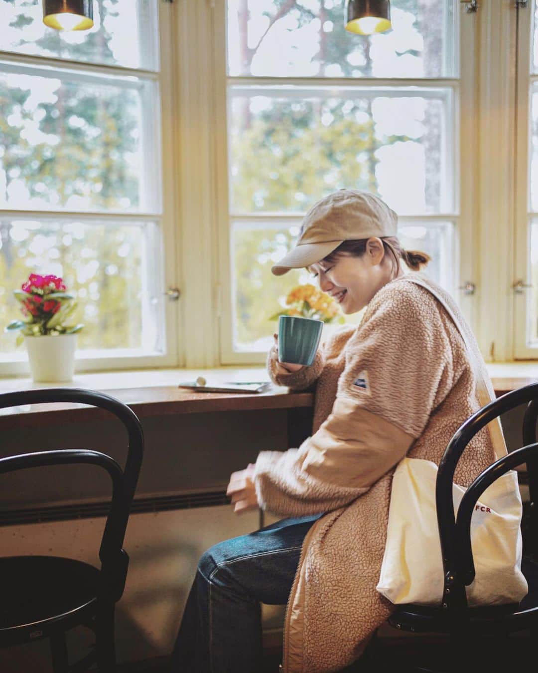 猪鼻ちひろのインスタグラム：「🍩☕️﻿ (冬コーデや旅の参考になれば…💭﻿ 6枚目に全部タグ付けしてます)﻿ ﻿ アウターは薄手のインナーダウン&MA-1と 厚手のムートンとコレ持っていきました！(多すぎ😂)﻿ 靴はブーツ、ビーサン(サウナ用)、ランニングシューズの３つです👟﻿ ﻿ 大活躍だったアウターその2がこちらです。﻿ (その1はブログにてお先にどうぞ！)﻿ ●コーデ詳細﻿ ●美味しかったパンみたいなドーナツ﻿ ●その屋上から見えた絶景﻿ ●可愛かったサウナハット﻿ ●ウェルネスマーケットでの写真も🧖🏻‍♀️﻿ ちなみに、色味など加工してない写真が6枚目です。﻿ #急にまとめて載せる感﻿ #どうでしょうか﻿🤣 #ちひろのお洋服#ちひろtripフィンランド」