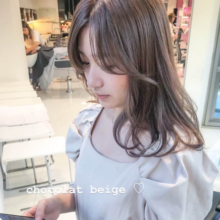 佃加菜さんのインスタグラム写真 - (佃加菜Instagram)「chocolat beige  柔らかいショコラベージュは 透明感を出してくれます♡ 女の子は品が大事です♡ 顔周りにはソフトレイヤーでふわっとした雰囲気に♡」10月9日 21時41分 - tsukuda_kana