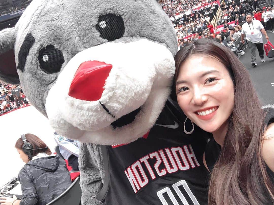 淡輪優希さんのインスタグラム写真 - (淡輪優希Instagram)「#NBAJAPANGAME 2019に行ってきました🏀‼️ @houstonrockets vs @raptors あの2018年MVP&2018,2019得点王の#jamesharden が目の前…すんごかったの一言です。ラプターズもさすが昨年の優勝チーム！どちらもレベル高すぎて唖然💦均衡した試合展開、ひとつひとつのプレーも物凄い迫力で終始ドキドキでした。いやぁ興奮したぁー‼️ #Bリーグ も開幕したことだし！たくさんバスケ観に行きたいなぁ。。 #basketball #bleague #nba #clutch #バスケットボール #nbabasketball #トロントラプターズ #ヒューストンロケッツ」10月9日 21時42分 - yukitannowa