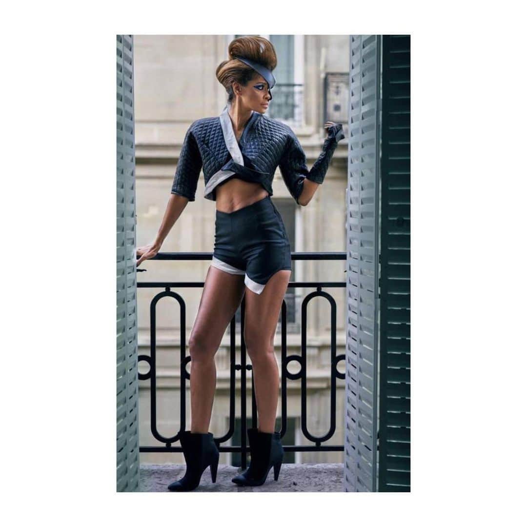 デニズテルリのインスタグラム：「De Janet booty worn by an outfit by designer @fashiondesign_irvinx as shown in Paris last year.  #denizterli #janetjackson #booty #couture #readytowear #highheels #suedeboots #designershoes #rotterdam #paris #irvingfoster #luxuryfootwear」