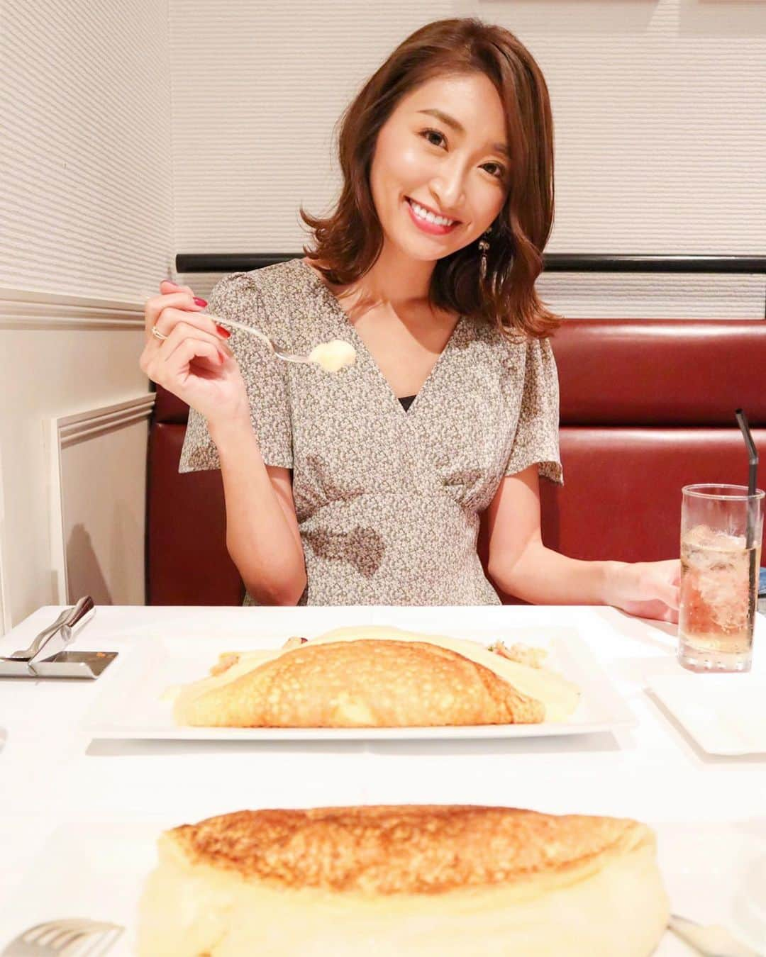 三井菜那さんのインスタグラム写真 - (三井菜那Instagram)「お母さんと 「ラ・メール・プラール」でランチ🍽 @lamerepoulard_tokyo  ㅤㅤㅤㅤㅤㅤㅤㅤㅤㅤㅤㅤㅤ  モンサンミッシェルにある本店には行ったことあるけど、 有楽町のお店は初めて☺️💕 ㅤㅤㅤㅤㅤㅤㅤㅤㅤㅤㅤㅤㅤ  名物のふわふわオムレツは 口の中に入れたらじゅわーって溶けてしあわせになれた🤤🤤✨ オムレツの添え合わせが選べるので、飽きることなく完食🍣 ㅤㅤㅤㅤㅤㅤㅤㅤㅤㅤㅤㅤㅤ  デザートはわたしはクレームブリュレ、 お母さんはタルトタタンを♩ ㅤㅤㅤㅤㅤㅤㅤㅤㅤㅤㅤㅤㅤ  オムレツもデザートも本当に美味しくて、 フランスに行きたくなりました🇫🇷️🌼 ㅤㅤㅤㅤㅤㅤㅤㅤㅤㅤㅤㅤㅤ  二人でテンション上がって店舗で販売しているお土産のサブレもGETしたよ🤟 ㅤㅤㅤㅤㅤㅤㅤㅤㅤㅤㅤㅤㅤ  広々とした可愛らしい店内なので、 デートや女子会にぜひ◎  ㅤㅤㅤㅤㅤㅤㅤㅤㅤㅤㅤㅤㅤ  #lamerepoulard #ラメールプラール #ふわふわオムレツ #スフレオムレツ#東京グルメ#ランチ」10月9日 21時54分 - nana.0312