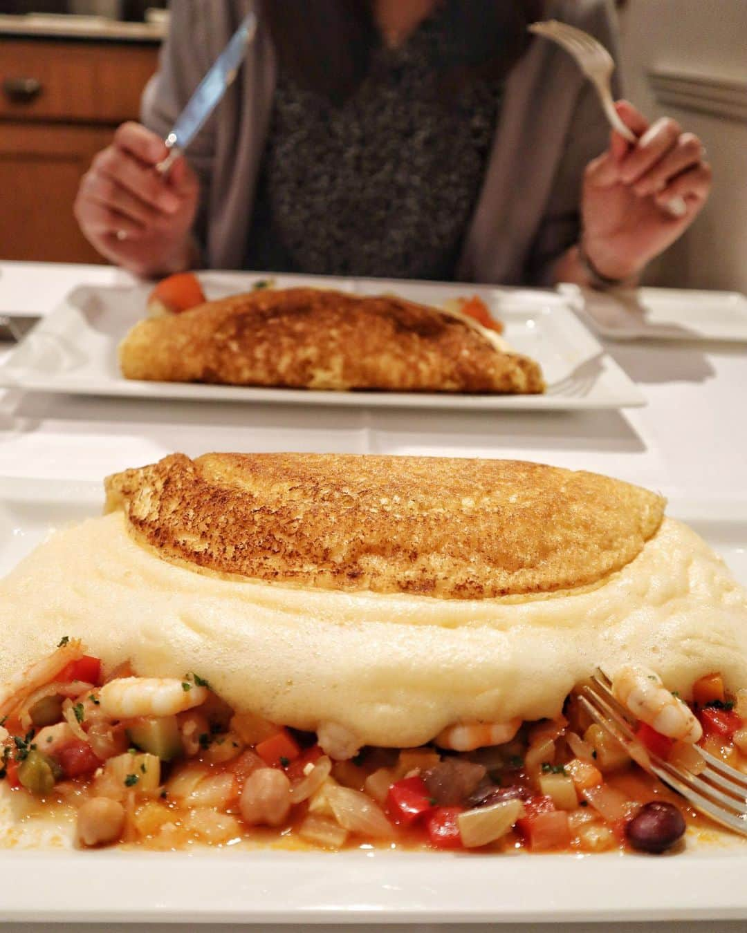 三井菜那さんのインスタグラム写真 - (三井菜那Instagram)「お母さんと 「ラ・メール・プラール」でランチ🍽 @lamerepoulard_tokyo  ㅤㅤㅤㅤㅤㅤㅤㅤㅤㅤㅤㅤㅤ  モンサンミッシェルにある本店には行ったことあるけど、 有楽町のお店は初めて☺️💕 ㅤㅤㅤㅤㅤㅤㅤㅤㅤㅤㅤㅤㅤ  名物のふわふわオムレツは 口の中に入れたらじゅわーって溶けてしあわせになれた🤤🤤✨ オムレツの添え合わせが選べるので、飽きることなく完食🍣 ㅤㅤㅤㅤㅤㅤㅤㅤㅤㅤㅤㅤㅤ  デザートはわたしはクレームブリュレ、 お母さんはタルトタタンを♩ ㅤㅤㅤㅤㅤㅤㅤㅤㅤㅤㅤㅤㅤ  オムレツもデザートも本当に美味しくて、 フランスに行きたくなりました🇫🇷️🌼 ㅤㅤㅤㅤㅤㅤㅤㅤㅤㅤㅤㅤㅤ  二人でテンション上がって店舗で販売しているお土産のサブレもGETしたよ🤟 ㅤㅤㅤㅤㅤㅤㅤㅤㅤㅤㅤㅤㅤ  広々とした可愛らしい店内なので、 デートや女子会にぜひ◎  ㅤㅤㅤㅤㅤㅤㅤㅤㅤㅤㅤㅤㅤ  #lamerepoulard #ラメールプラール #ふわふわオムレツ #スフレオムレツ#東京グルメ#ランチ」10月9日 21時54分 - nana.0312